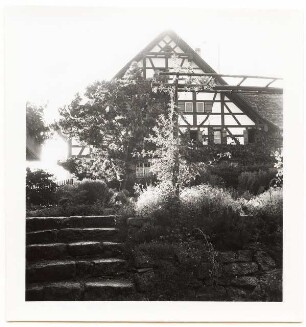 Garten Dr. Udo Rukser, Oberbühlhof am Bodensee: Wohnhaus mit Pergola, Fachwerk