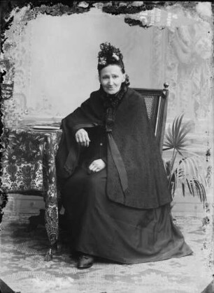 Dame in Schwarz