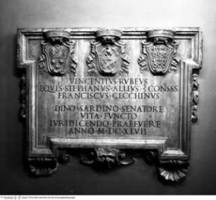 Tafel mit Namen und Wappen dreier Konservatoren