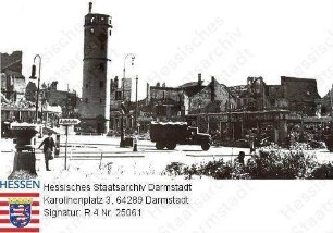 Darmstadt, 1945 März 26 / US-Halbkettenfahrzeug (Half Truck) am Friedensplatz
