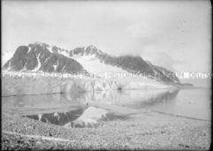 Dunkle Bergreihe mit Schneefurchen, Gletscher, Steilküste und spiegelglattem Fjord, Nordlandreise, Norwegen