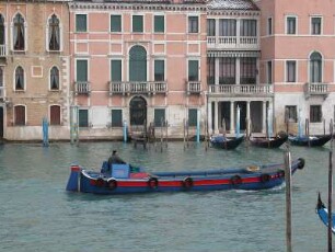 Venedig 2005 - Lastenkahn : Lastenkahn auf dem Kanal Grande. Aufgenommen im Februar 2005 in Venedig