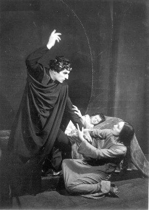 Lucifer. Drama von Eduard Stucken. Staatsschauspiel Dresden, Uraufführung 29.1.1925 : Bruno Decarli als Lucifer, Marion Regler als Dahüt und das Kind Merlin