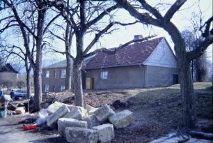 Ansicht des alten Backhauses, soll wieder instandgesetzt werden; Kalkquader