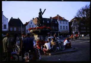 Husum: Marktplatz mit Brunnen und Jugend davor