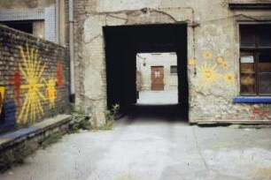 DDR. Berlin-Prenzlauer Berg. Durchgang in einem Hinterhof