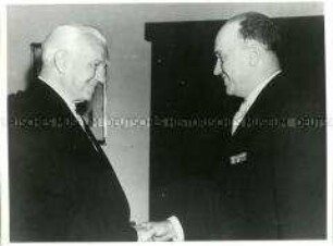 Wilhelm Pieck verabschiedet den neuen DDR-Botschafter in der UdSSR