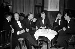 Bad Schachen: G. Parade (im Profil, angeschnitten), Hans v. Euler-Chelpin, Henrik Dam, William P. Murphy, Paul H. Müller, Graf Lennart Bernadotte