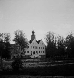 Herrenhaus: Jugendheim: Nordfront mit Außentreppe: davor Rasenfläche: vorn links Baum und Strauch: hinten rechts und links weitere Bäume