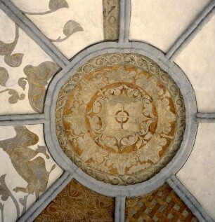 Ornamentale Ausmalung der Gewölbekappen — Schlußring mit Rankenwerk