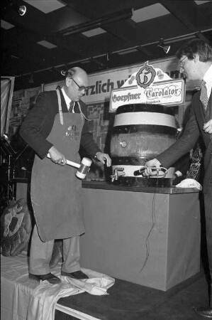 Fassanstich der Brauerei Hoepfner für die Hausmarke "Carolator" 1977