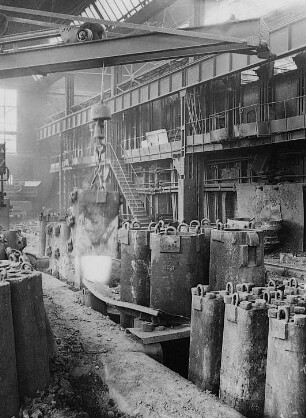 Abziehen der Kokille : Technikgeschichte | Technologie | Eisen und Stahl | Stahlwerk