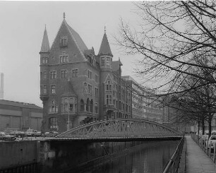 Hamburg-Altstadt (Speicherstadt), Am Sandtorkai 1. Kontorgebäude (E. 19. Jh.). Eckansicht mit Neuerwegsbrücke
