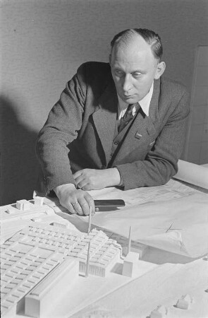 Ingenieur Rudolf Wagner, Leiter des technischen Büros des VEB Edelstahlwerk "8. Mai 1945" Freital, an einem Architekturmodell der Werkanlagen
