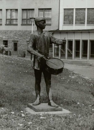 Trommler, Bronzeplastik in Klingenthal : Kleiner Trommler (1960/1963). Bronzeguß. Klingenthal (Sachsen), Amtsberg 20. Schule (1958-1963)