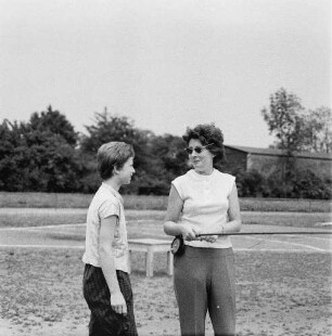 Helga Wischer-Rudolph im Gespräch mit einer Jugendlichen beim Sportangeltraining auf einem Fußballplatz