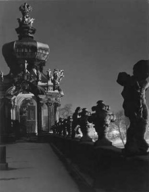 Dresden. Zwinger, Kronentor von der Terrasse der Langgalerie O, im Hintergrund Sophienkirche