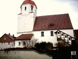 Ansicht von Norden mit Kirche (Kirchturm im Kern Spätromanisch-Glockenstube 1646 - Langhaus 1802 neu erbaut) in Lage zu ebener Erde am Ortsrand