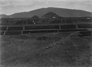 Teotihuacan : Tempelanlage von Teotihuacan mit der Sonnenpyramide (rechts) und der Mondpyramide (links).