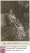 Alexandra Viktoria Prinzessin v. Preußen geb. Prinzessin v. Schleswig-Holstein-Sonderburg-Glücksburg (1887-1957) / Porträt, mit Tulpen auf Sofa sitzend, Ganzfigur