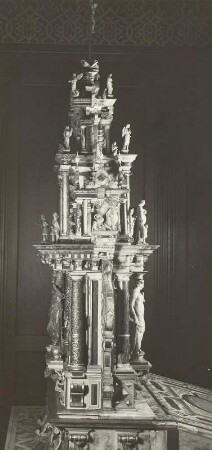 Altarpositiv mit Schreibpult. Entwurf 1581, Fertigstellung 1584 (Kriegsverlust)