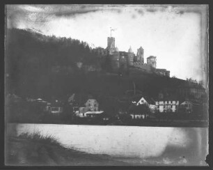 Blick vom Kreuzwertheimer Mainufer auf Burg und Packhofstraße u.a. Gebäude "Schiffamt, Kohlenhandlung Herz", o.r. auf Platte "Bernhard Wehnert"