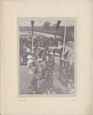 Maxau, Großherzog Friedrich I., Großherzogin Luise mit Gefolge und grüßenden Honoratioren.