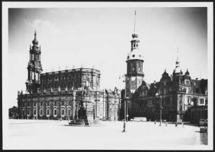 Dresden, Hofkirche und ehemaliges Residenzschloss : Dresden-Altstadt, Theaterplatz. Blick gegen König-Johann-Denkmal, Hofkirche und Residenzschloss mit Hausmannsturm