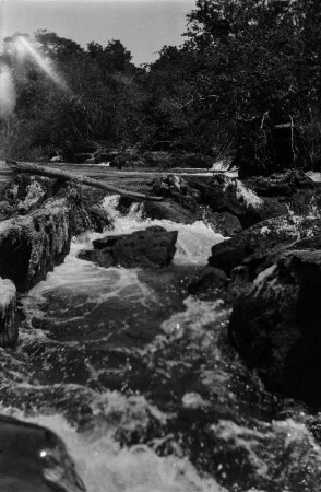 Wasserfall des Mutende-Flusses : Kleiner Wasserfal des Mutende-Flusses, Viele Felsbrocken im Fluss.