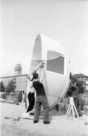 Ausstellung "Sparen - Bauen - Wohnen" auf dem Festplatz.