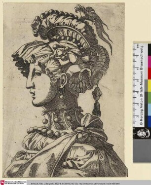 [Weibliche Büste im Profil nach links mit Maske mit Perlenschmuck und Kopfbedeckung mit Kopf eines Cherubs und weiteren Perlen]