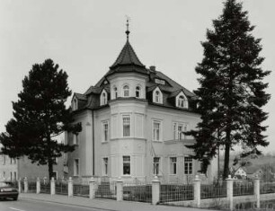 Neukirch, Villa : Neukirch. Villa, Hauptstraße 14, (1905). Straßenansicht mit Einfriedung