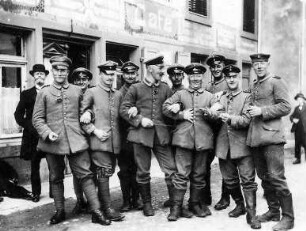 [Gruppenfoto von zehn Soldaten vor einem Café] (Karte an Grossmann von Dinkelbach aus dem Westen)