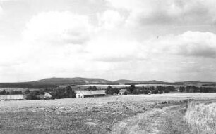 Markersdorf. Blick vom Windmühlengrundstück auf die Königshainer Berge