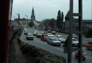 Konstanz: von einem fahrenden Zug auf Rheinbrücke; Hintergrund Münster