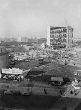 Panorama, Bild 3 von 5. Blick über den Breitscheidplatz mit Ruine der Kaiser-Wilhelm-Gedächtniskirche, Wiederaufbaugebiet "Rund um den Zoo", (City-West). Berlin-Charlottenburg, Breitscheidplatz