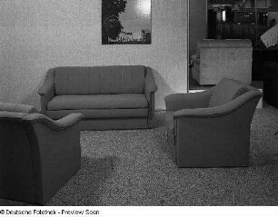 Ausstellungskoje des VEB Möbelkombinat Berlin (MKB) mit Sitzgruppe