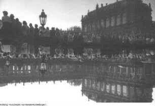 Dresden, Zwinger. Veranstaltung der Volkssolidarität im Zwingerhof, um 1957