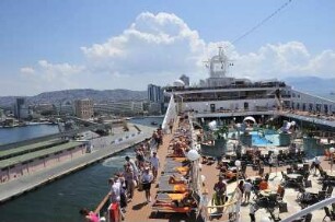 Izmir - Ablegemanöver : Das italienische Kreuzfahrtschiff "Magnifica" von der Reederei MSC legt vom Hafengelände ab, aufgenommen in Izmir am 29. Juni 2010