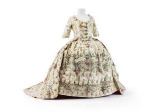 Robe à la française mit Goldstreifen und Blüten