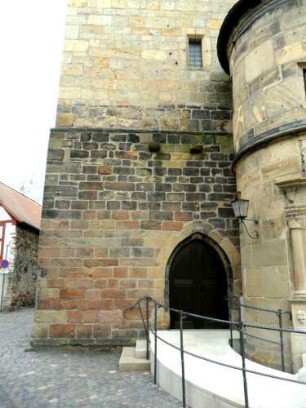 Stadtkirche-Kirchturm von Süden (Spätgotisch 15 Jh) - Erd- und erstes Obergeschoss mit Werksteinen im Mauersteinverband (erhaltene Zangenlöcher der Hebezeuge)