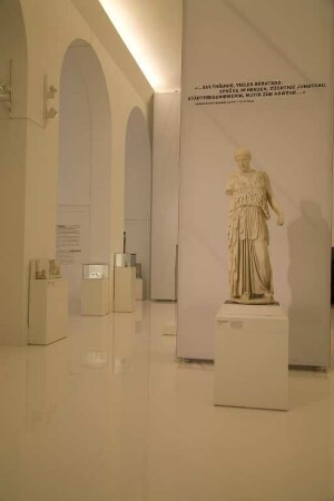 Blick in den Ausstellungsbereich "Götter" der Sonderausstellung "Pergamon - Panorama der antiken Metroploe (30.09.2011 - 30.09. 2012)