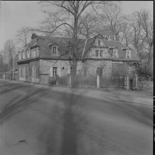 Villa "Emmaus". Straßenansicht des Nebengebäudes mit Kutscherwohnung