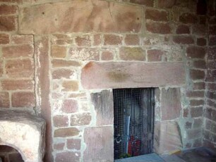 Mauerreste der Klostergebäude im Westen - vermauerter Romanischer Zugang mit dreieckigem Sturz sowie Renaissance-Zugang - Sturz mit Jahreszahl 1553