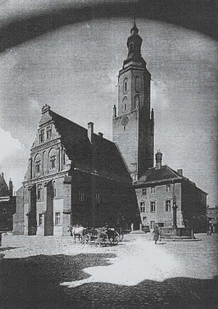 Namslau, Rathaus : Namslau (Namysłów/Polen). Rathaus (1374-1378, Turmhelm 1625). Straßenansicht mit Marktbrunnen