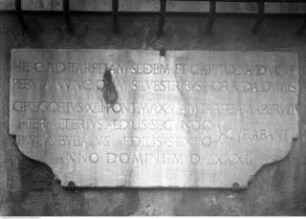 Inschrift in Erinnerung an die Öffnung der Via di Monte Tarpeo zum Gipfel des kapitolinischen Hügels
