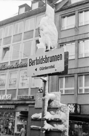 Freiburg: Verschneites Schild
