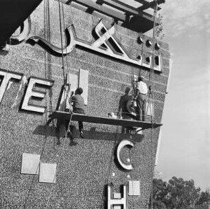 Arbeiter bei Reparaturarbeiten an einer Fassade
