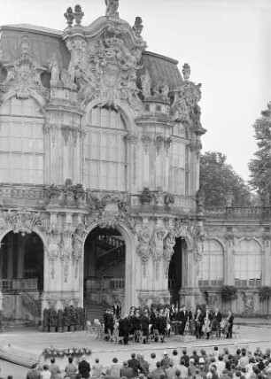 Dresden. Serenade vor dem Wallpavillon : Dresden, Zwinger. Serenade vor dem Wallpavillon