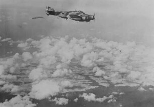 Bomber vom Typ Savoia-Marchetti SM.79 des 255. Geschwaders der italienischen Luftwaffe über Malta